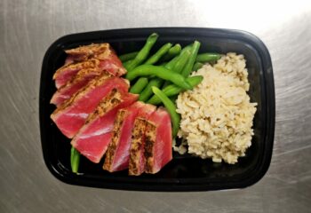 Seared Tuna, Brown Rice, and Green Beans